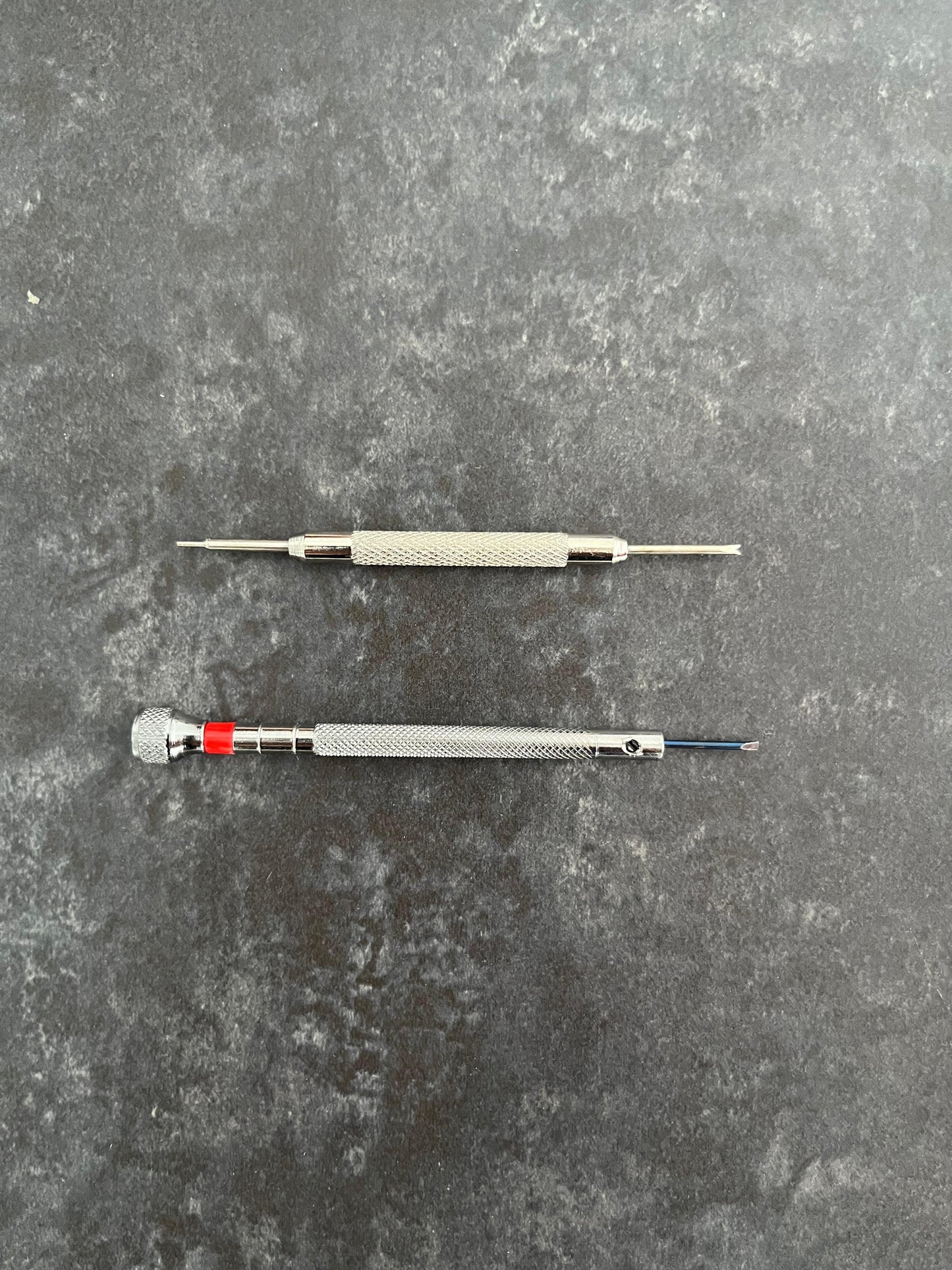 Screwdrivers to adjust the bracelet