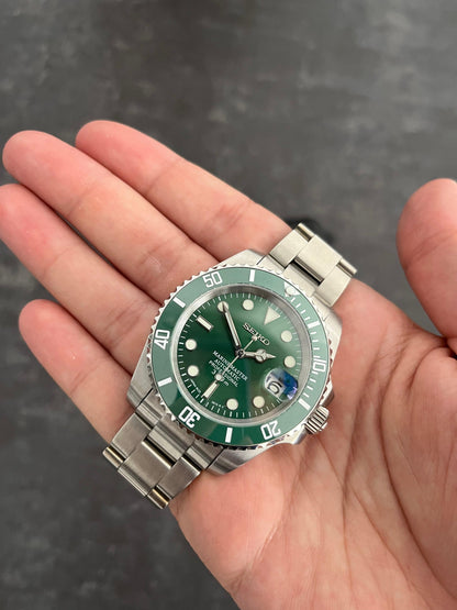 Seiko Mod - 40mm Sub Diver with green dial and date (Hulk) - uniqwatchmods.nl