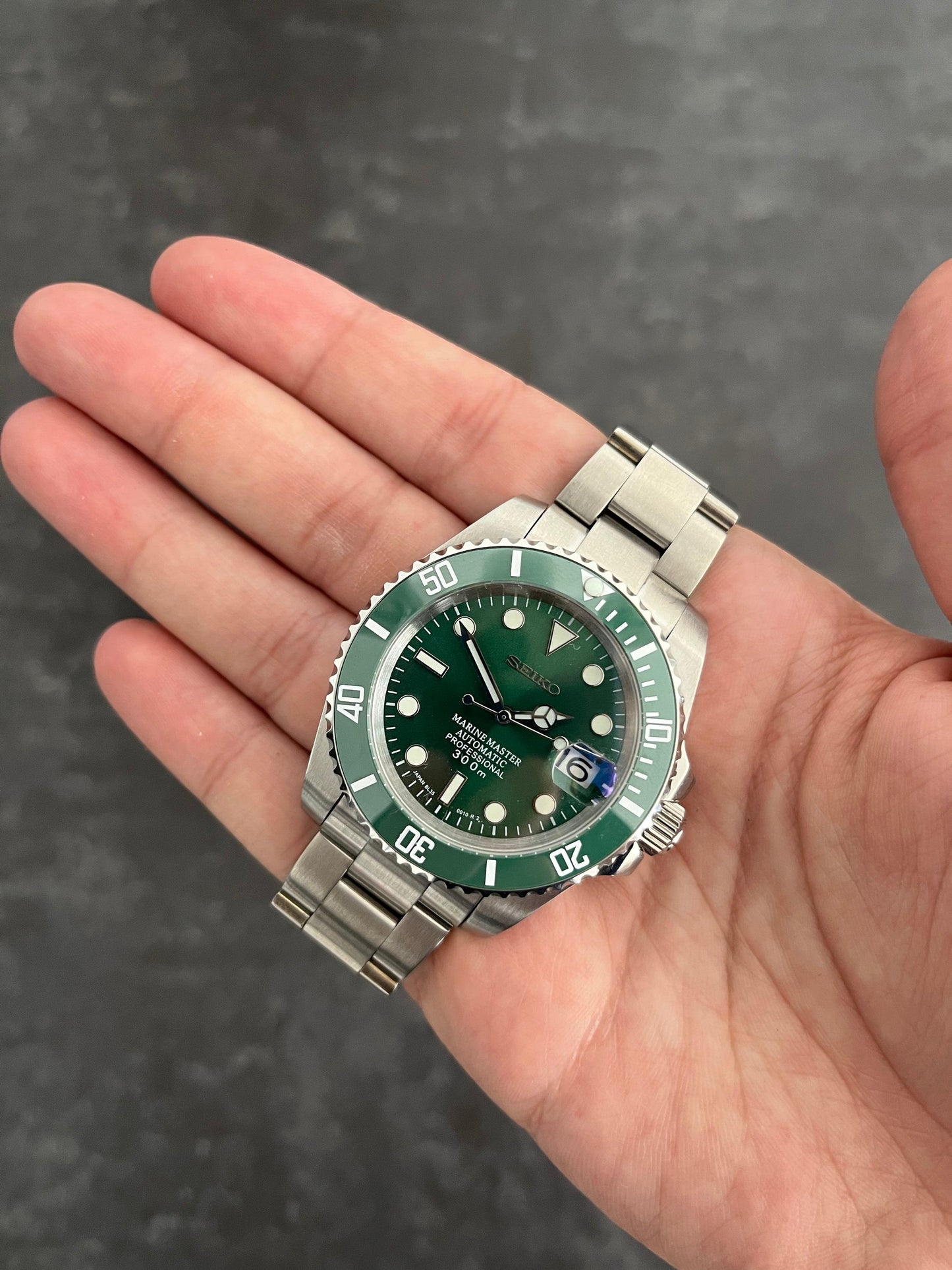 Seiko Mod - 40mm Sub Diver with green dial and date (Hulk) - uniqwatchmods.nl