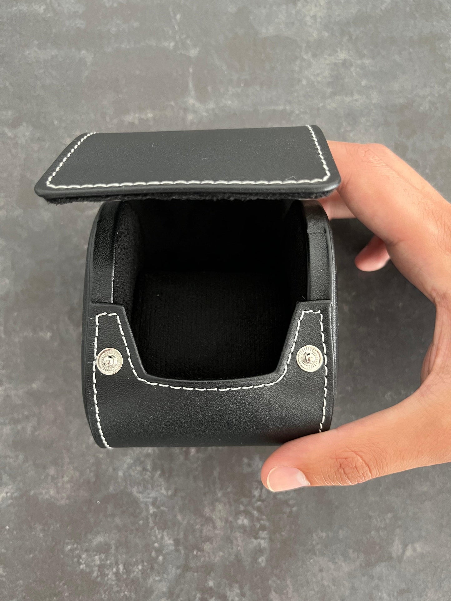 Black travel watch case - uniqwatchmods.nl