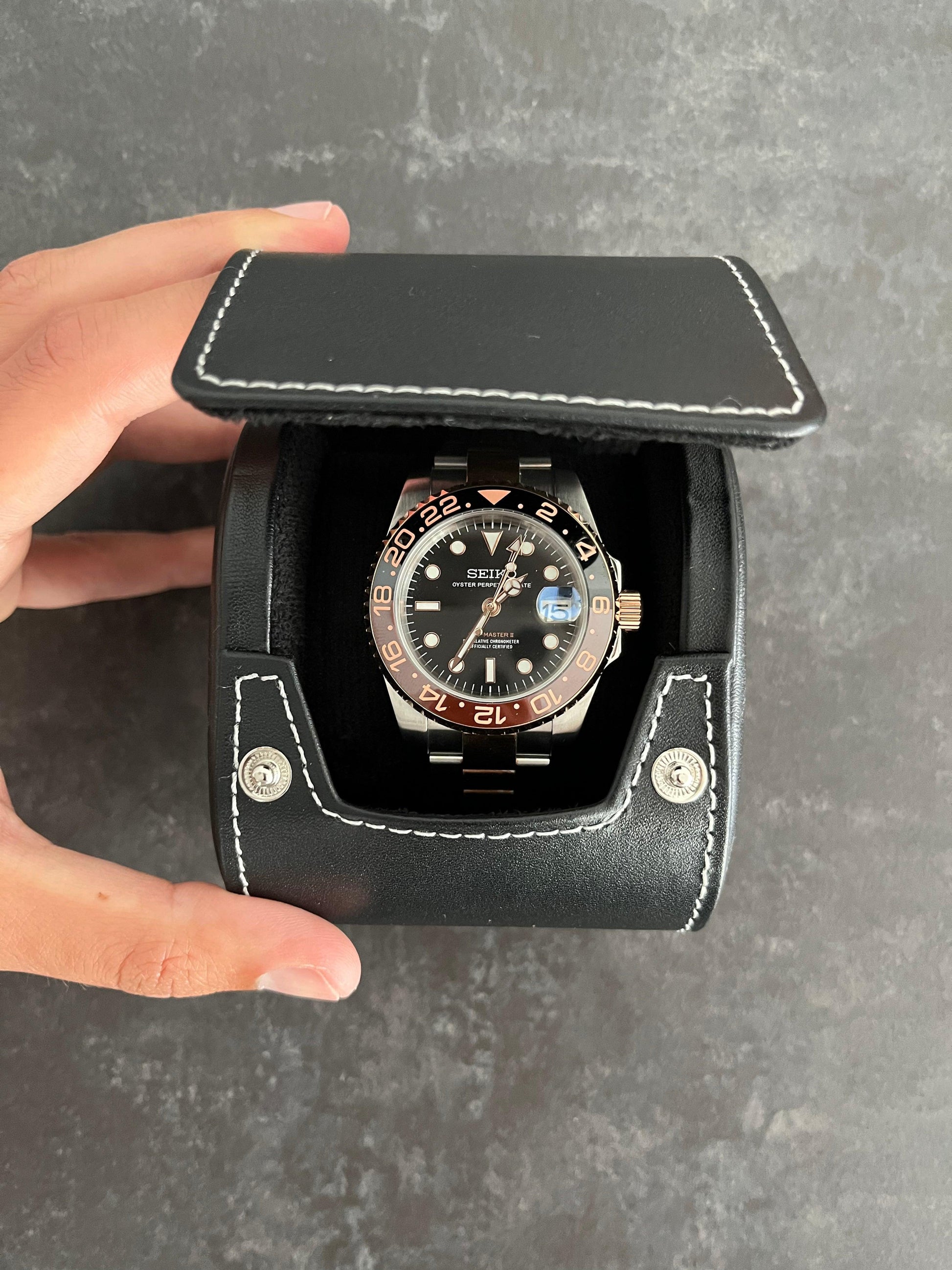 Black travel watch case - uniqwatchmods.nl